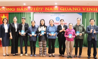 Bắc Ninh: Tặng thẻ bảo hiểm y tế cho người dân hoàn cảnh khó khăn